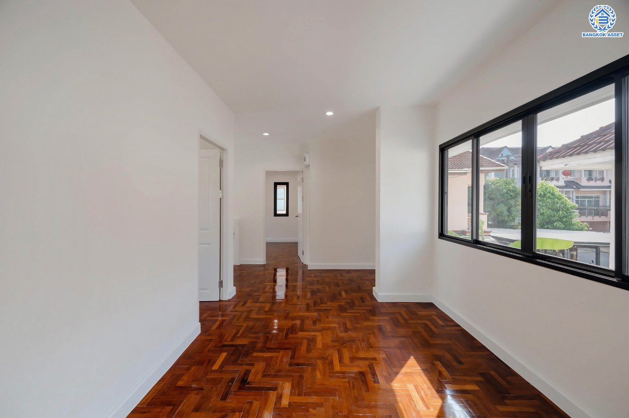 บ้านมือสองตกแต่งใหม่ โครงการ ซอยนวนิช ปากเกร็ด เนื้อที่ 45 ตร.ว. พื้นที่ใช้สอยมากกว่า 164.5 ตร.ม. พร้อมฟังก์ชัน 3 ห้องนอน 3 ห้องน้ำ 1 ห้องอเนกประสงค์ จอดรถได้ 1 คัน บนทำเลเมือง ใกล้เซ็นทรัลแจ้งวัฒนะ จุดขึ้นทางด่วน "แจ้งวัฒนะ" และรถไฟฟ้าสายสีชมพู "สถานีเลี่ยงเมืองปากเกร็ด"...